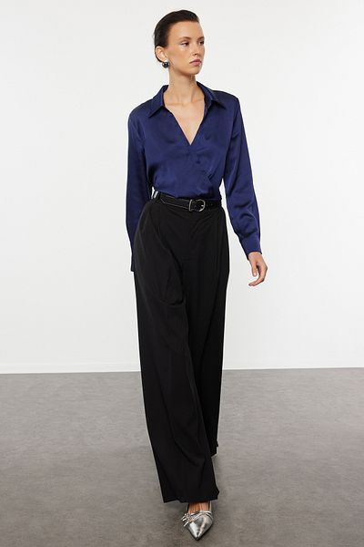 Trendyol Collection Marineblaue, kurze Bluse aus Satingewebe mit Hemdkragen, TWOAW24BZ00197