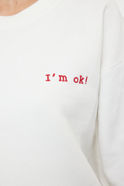 Trendyol Collection Ecru Thick Fleece Inside Regular/Normal Fit Slogan Vyšívaná pletená mikina TWOAW21SW1061