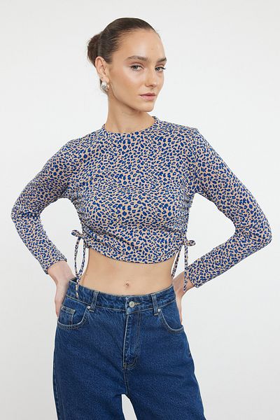 Trendyol Collection Μπλε εμπριμέ, εφαρμοστή πλεκτή μπλούζα με εύκαμπτη λεπτομέρεια - TWOAW25BZ00156
