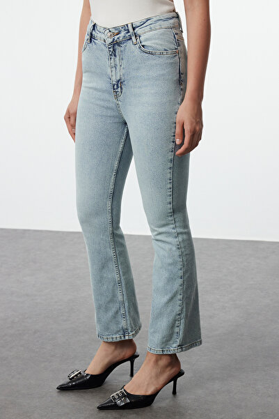 Trendyol Collection Blue Flare Crop Jeans - normální pas TWOAW25JE00074