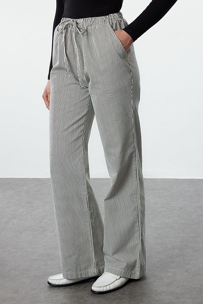 Trendyol Collection Gestreifte Jeans mit weitem Bein und hoher Taille - Bunter elastischer Bund TWOAW25JE00043