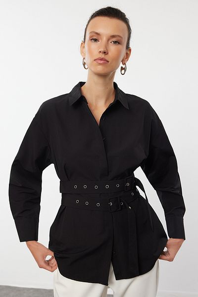 Trendyol Collection Schwarzes, übergroßes, gewebtes Hemd mit Gürteldetails und breiter Passform TWOAW25GO00025