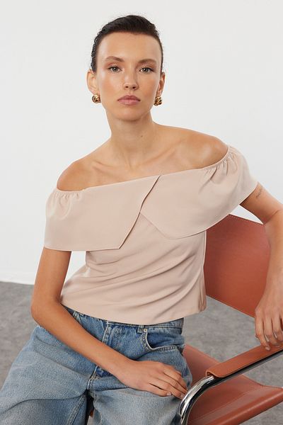 Trendyol Collection Μπλούζα Off Shoulder Beige Woven - TWOSS24BZ00672