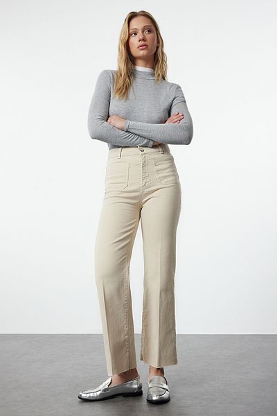 Trendyol Collection Ecrufarbene Hose mit hoher Taille und weitem Bein von Iron Trace - Nachhaltige Taschendetails TWOAW25JE00038