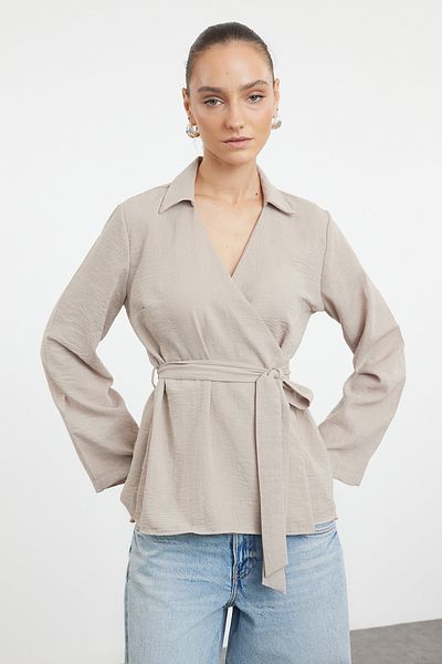 Trendyol Collection Graue gewebte Bluse mit V-Ausschnitt – Zweireihig und mit Bindedetail TWOSS24BZ00371