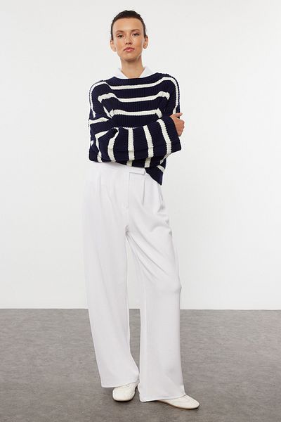 Trendyol Collection Weiße, plissierte Hose mit weitem Bein und hoher Taille – Klettverschluss TWOAW24PL00177