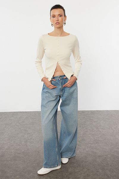 Trendyol Collection Ευέλικτη πλεκτή μπλούζα με κορδόνι - λαιμόκοψη, λεπτομέρεια με πέτρινο κουμπί, κανονικό μήκος - TWOAW25BZ00030