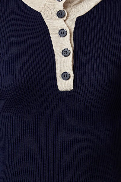 Trendyol Collection Námořnicky modrý svetr s límečkem - úplet TWOAW25KZ00288