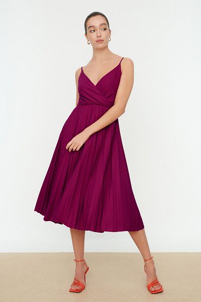 Trendyol Collection Fuchsia Midi-Strickkleid – verstellbare Träger, Falten und Zweireiher TWOSS20EL2729