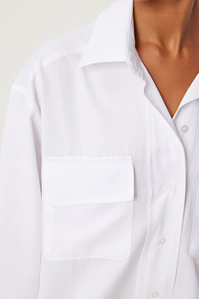 Happiness İstanbul Bílá oversize dámská košile - krátká s kapsou s klopou FN03249