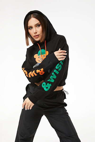 Go Veform سويت شيرت أسود قصير - غطاء رأس، تفاصيل حجرية، طباعة دمية دب ZN5087