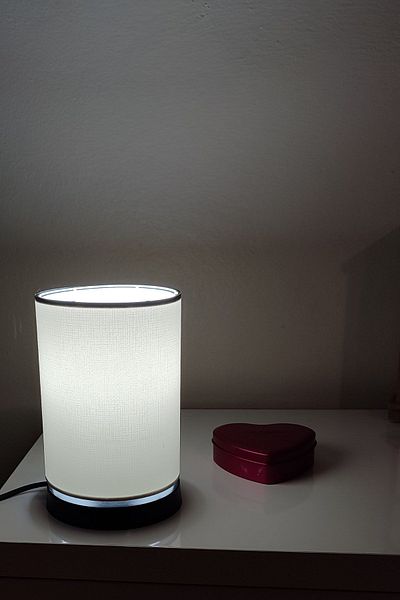 Eslight مصباح طاولة بتصميم أسطواني أبيض من Animon - عاكس الضوء E702