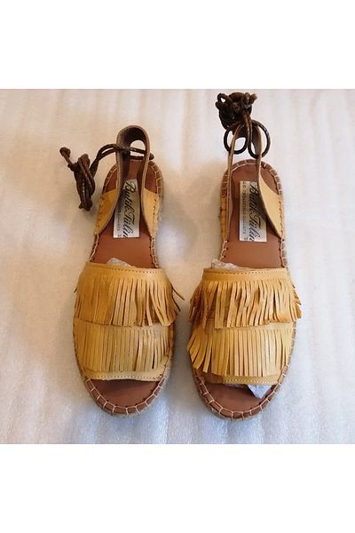 Butik Tülin صندل نسائي من جلد البقر الأصلي باللون الأصفر - صندل نسائي مكون من صفين من المطاط المضاد للانزلاق ونعل مخيط يدويًا