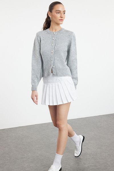 Trendyol Collection Világosszürke, puha textúrájú ékszergombos kötöttáru kardigán TWOAW21HI0034