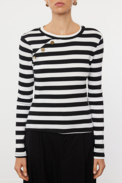 Trendyol Collection Ευέλικτη πλεκτή μπλούζα - Μαύρη ριγέ, εφαρμοστό μανίκι, λεπτομέρεια κουμπώματος TWOAW25BZ00017