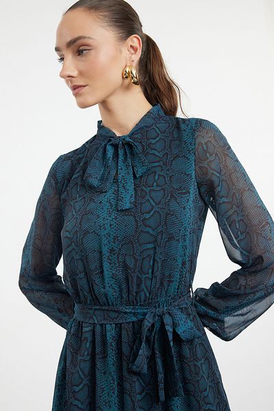 Trendyol Collection Σμαραγδένιο πράσινο δέσιμο με λεπτομέρεια σιφόν Flight Flight υφαντό χειμερινό φόρεμα TWOAW21EL0458