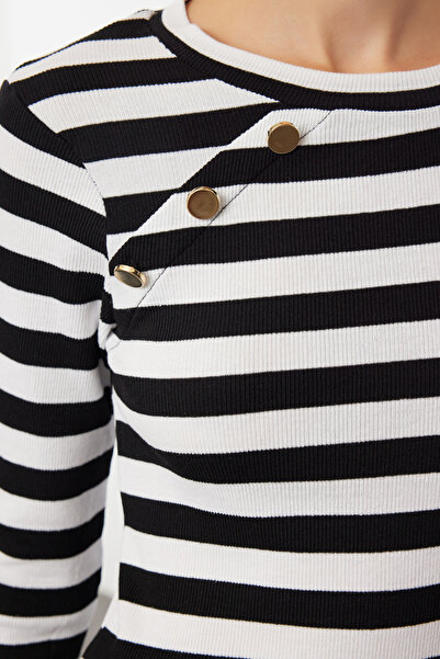 Trendyol Collection Ευέλικτη πλεκτή μπλούζα - Μαύρη ριγέ, εφαρμοστό μανίκι, λεπτομέρεια κουμπώματος TWOAW25BZ00017