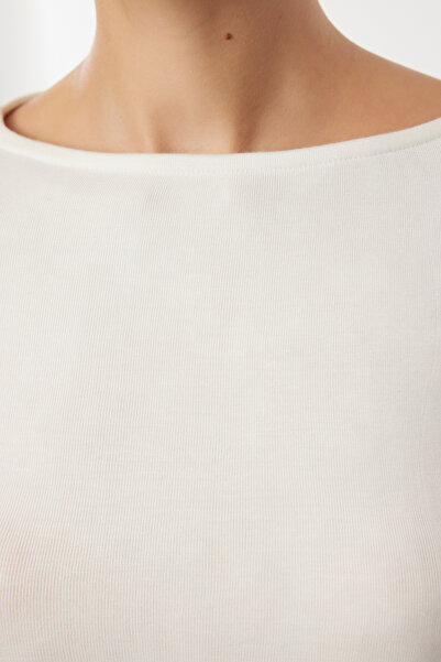 Trendyol Collection Pletená halenka Ecru Regular Length Slim Fit – Lodní výstřih, TWOAW25BZ00011