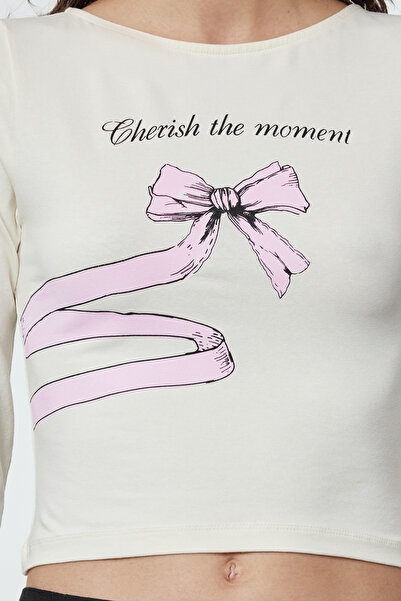 Kolekcia Trendyol Tenká pletená blúzka s výstrihom na lodičky s potlačou Ecru – TWOAW25BZ00127