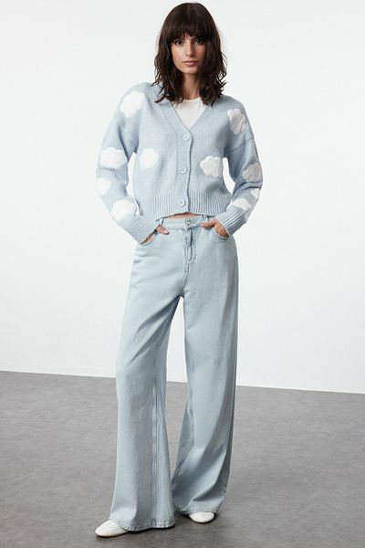 Trendyol Collection Crop Cardigan s modrým úpletem s výstřihem do V s oblačným vzorem - Twoaw25Hi00290 s měkkou texturou