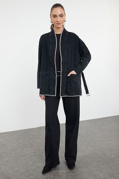 Trendyol Collection Czarna, oversize'owa kurtka jeansowa z paskiem - TWOAW25CE00024