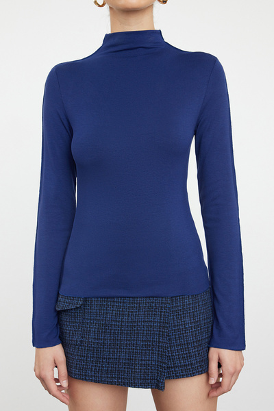 Trendyol Collection Sötétkék viszkóz puha szövet hosszú ujjú kötött blúz - állógallér, testhezálló TWOAW25BZ00013