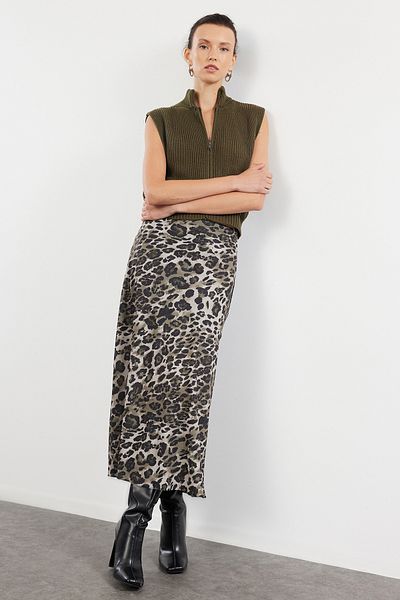 Trendyol Collection Satin-Midirock in Khaki mit Leopardenmuster - TWOAW25ET00042