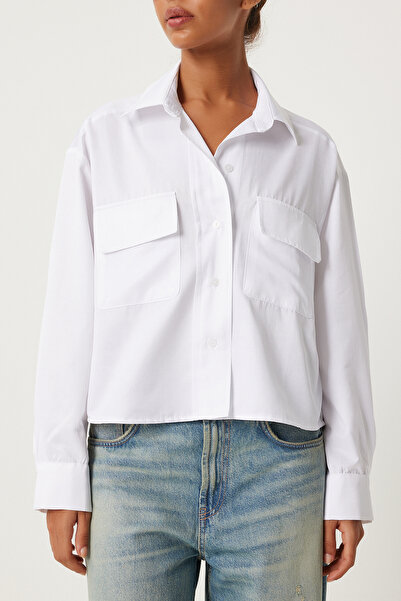 Happiness İstanbul Bílá oversize dámská košile - krátká s kapsou s klopou FN03249