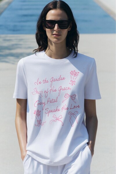 GIA - ART Bela ženska T-shirt - U vrtu napisano i mašna Štampano