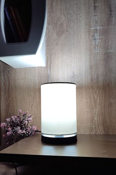 Eslight مصباح طاولة بتصميم أسطواني أبيض من Animon - عاكس الضوء E702