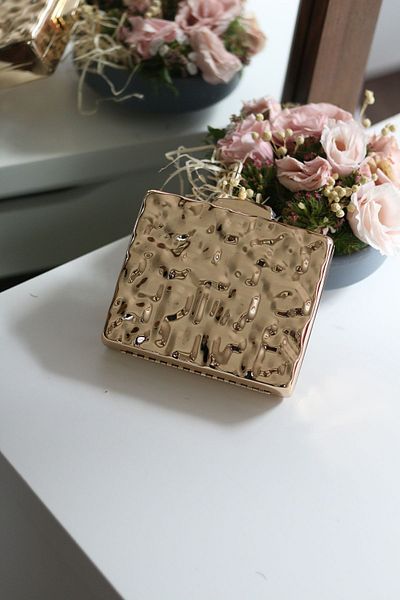 Moom Bag حقيبة سهرة معدنية ذهبية نسائية مع سلسلة