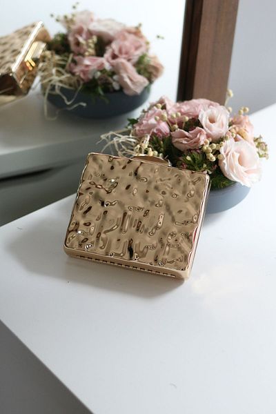 Moom Bag حقيبة سهرة معدنية ذهبية نسائية مع سلسلة