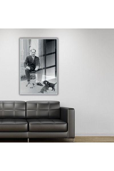 GAAGART Γυάλινο Τραπέζι με Μεταλλικό Πλαίσιο Άτατούρκ και Σκύλοι