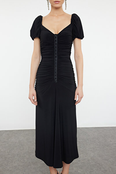 Trendyol Collection Černé přiléhavé pletené stylové večerní šaty s agrafou Večerní šaty pro návrat domů TPRSS23EL00084