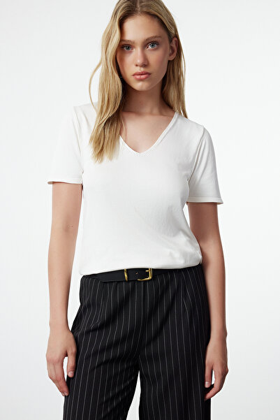 Trendyol Collection Prémiová ecru pletená tenká halenka s krátkým rukávem a střihem TWOAW25BZ00215