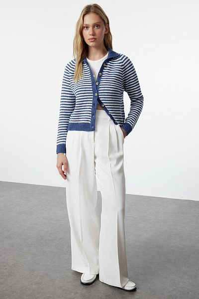 Trendyol Collection Weicher Strick-Cardigan mit Farbblockdesign - Blau TWOAW25HI00228