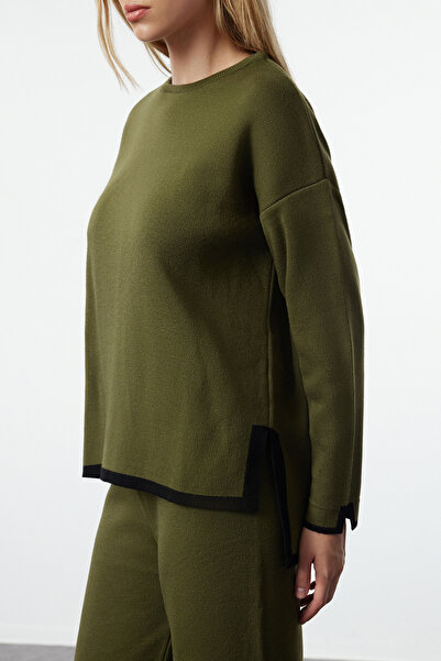 ترينديول كوليكشن قالب عريض بلون كاكي - طقم تريكو متباين TWOAW24AU00062