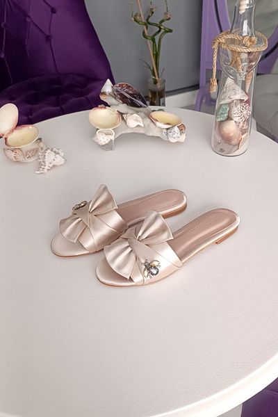 CL CALZATURE Papuci de damă din piele satinată cu accesorii de albină