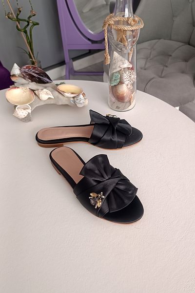 CL CALZATURE Papuci de damă din satin negru cu accesorii albine