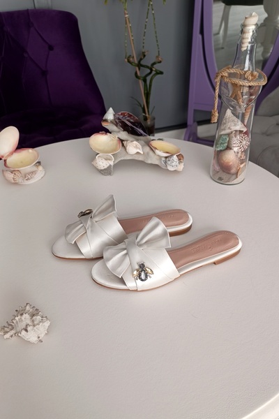 CL CALZATURE Papuci de zi cu zi pentru femei cu accesorii din sidef și albine din satin