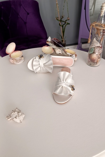 CL CALZATURE Papuci de zi cu zi pentru femei cu accesorii din sidef și albine din satin