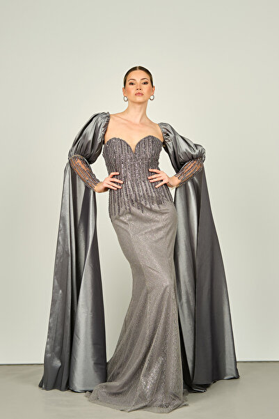 ÖMÜR INN Ömür Inn Kadın Straplez Yaka Seyyar Kol Detaylı Taş İşlemeli Balık Form Abiye Elbise 4228 Gümüş