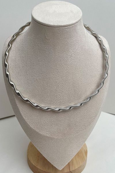 Modex Serrated Twist Detailed Choker Necklace
