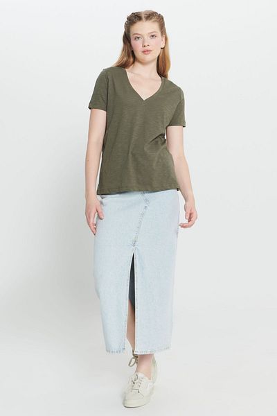 AC&Co / Altınyıldız Classics Χακί γυναικείο μπλουζάκι - 100% βαμβάκι, λαιμόκοψη V, τυπική εφαρμογή