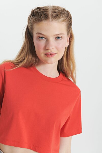 AC&Co / Altınyıldız Classics Red Crew Neck 100% Cotton Crop T-Shirt - Standard Fit
