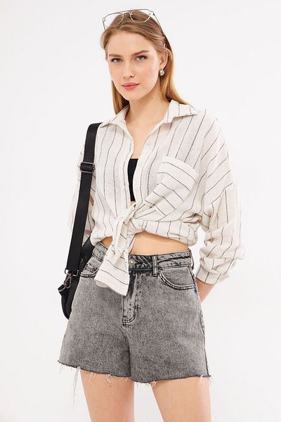 armonika Bílá pruhovaná oversize dámská košile – dlouhý rukáv, detail kapsy, skládaná záda – ARM-24Y001053