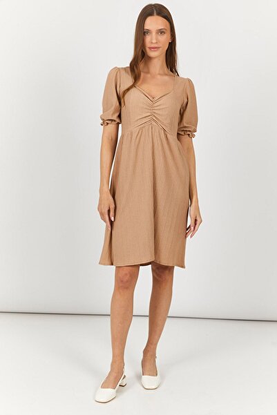 armonika Ženska bež haljina sa Naborano rukavima i elastičnim prednjim dijelo...