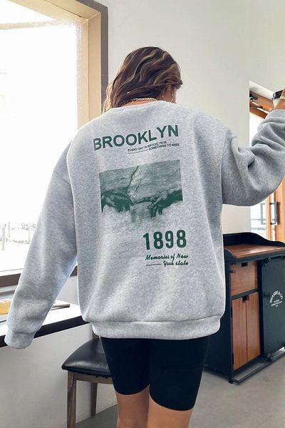 MODAGEN Unisex šedá mikina Brooklyn 1898 Oversize s potiskem Crew Neck