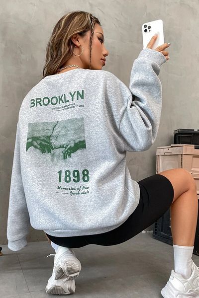 MODAGEN Unisex šedá mikina Brooklyn 1898 Oversize s potiskem Crew Neck