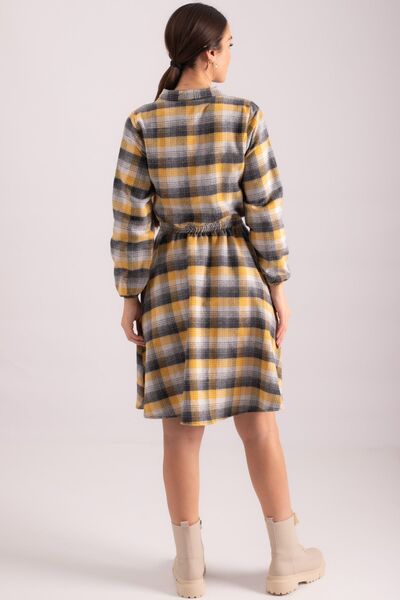 armonika Dámské žluté šaty s výstřihem do V s elastickým pasem se vzorem rozšířených šatů ARM-24K001041